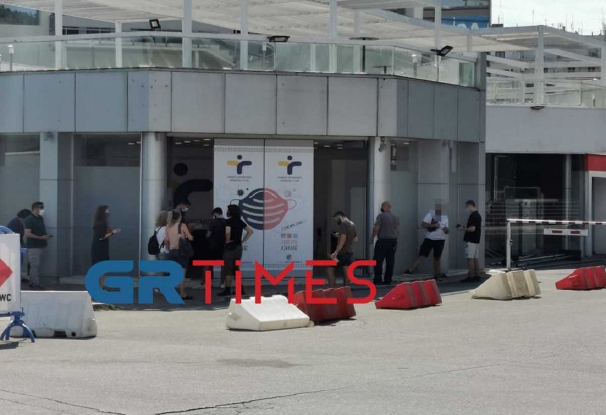 Κορονοϊός – Θεσσαλονίκη: Στην ουρά για rapid test πριν φύγουν διακοπές