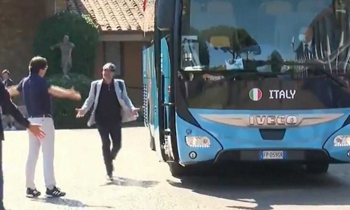Τζιανλούκα Βιάλι: Το γούρι με το πούλμαν της Ιταλίας στην κατάκτηση του Euro 2022 και η αγκαλιά του Ρομπέρτο Μαντσίνι