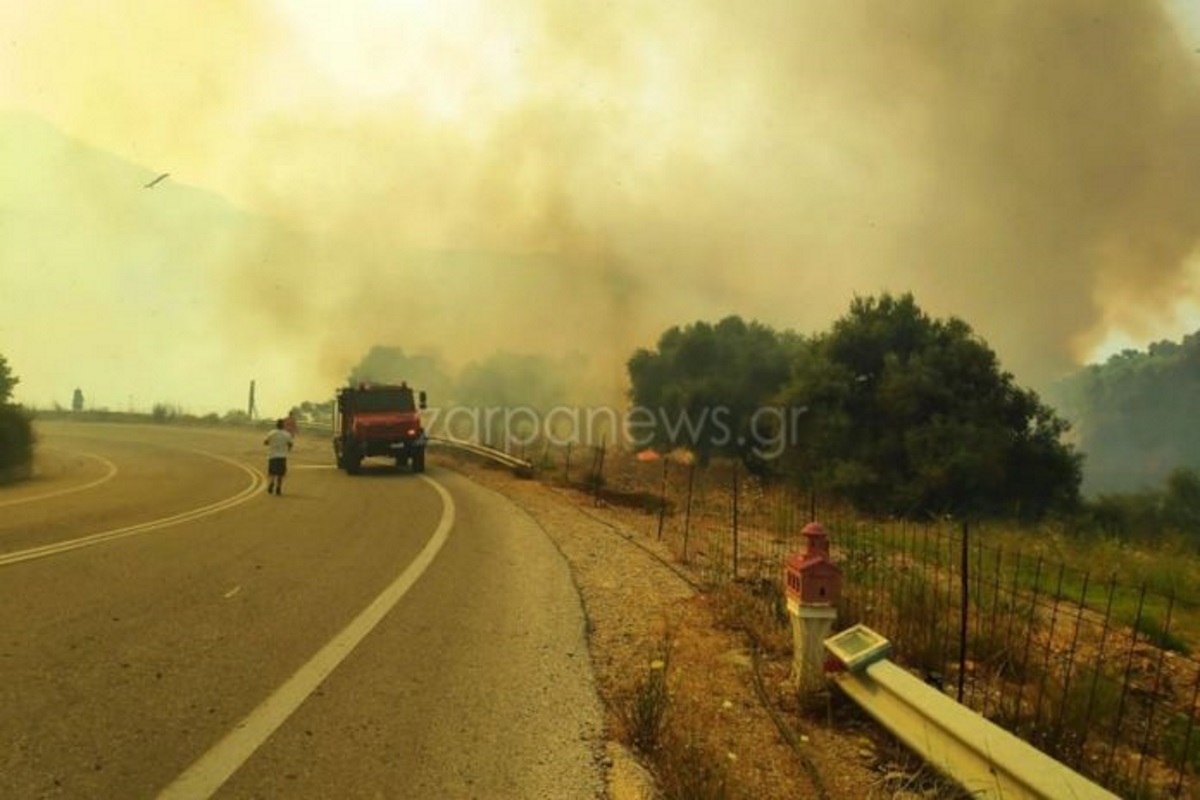 Φωτιά στα Χανιά: Καίει ανεξέλεγκτη – Εκκενώθηκαν σπίτια