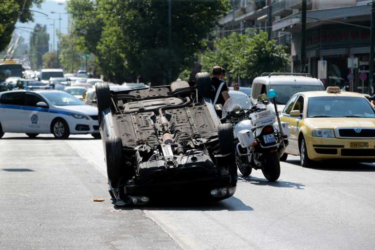 Φοβερό τροχαίο στην Αλεξάνδρας: Αναποδογύρισε αυτοκίνητο στη μέση του δρόμου