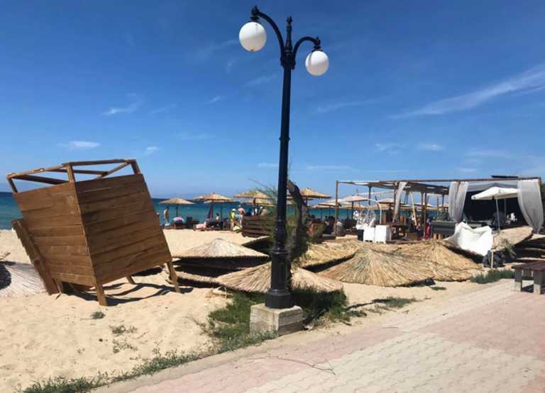 Χαλκιδική: Μίνι ανεμοστρόβιλος χτύπησε παραλία στα Μουδανιά και άφησε πίσω αυτές τις εικόνες