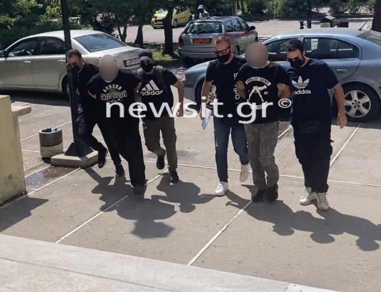 Στον εισαγγελέα ο αστυνομικός που κρατούσε αιχμάλωτη την 19χρονη και ο πατέρας της - Εμφανίστηκε με μπλούζα... πορνογραφικής εταιρείας (pics)