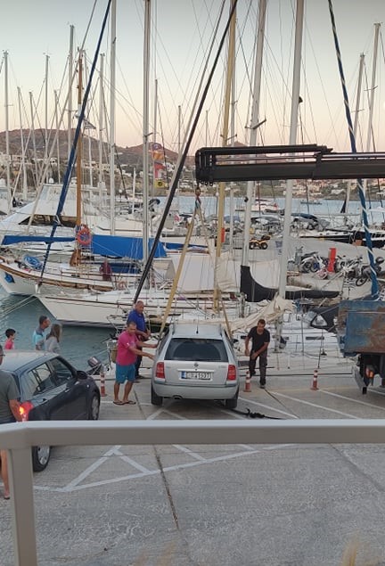 Σύρος: Αυτοκίνητο τράκαρε με ιστιοπλοϊκό