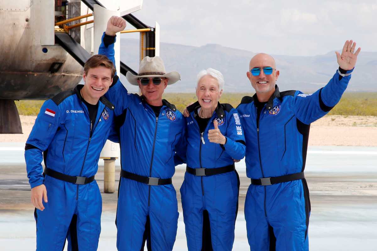 Τζεφ Μπέζος: Έμεινε «άναυδος» από το ταξίδι του στο Διάστημα – Τι τον μάγεψε