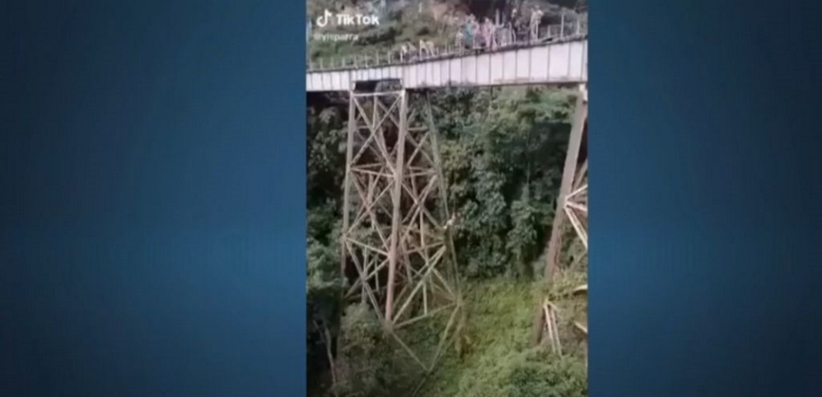 Ετοιμαζόταν για bungee jumping, μπέρδεψε το σινιάλο και πήδηξε χωρίς να την έχουν δέσει – Βίντεο σοκ