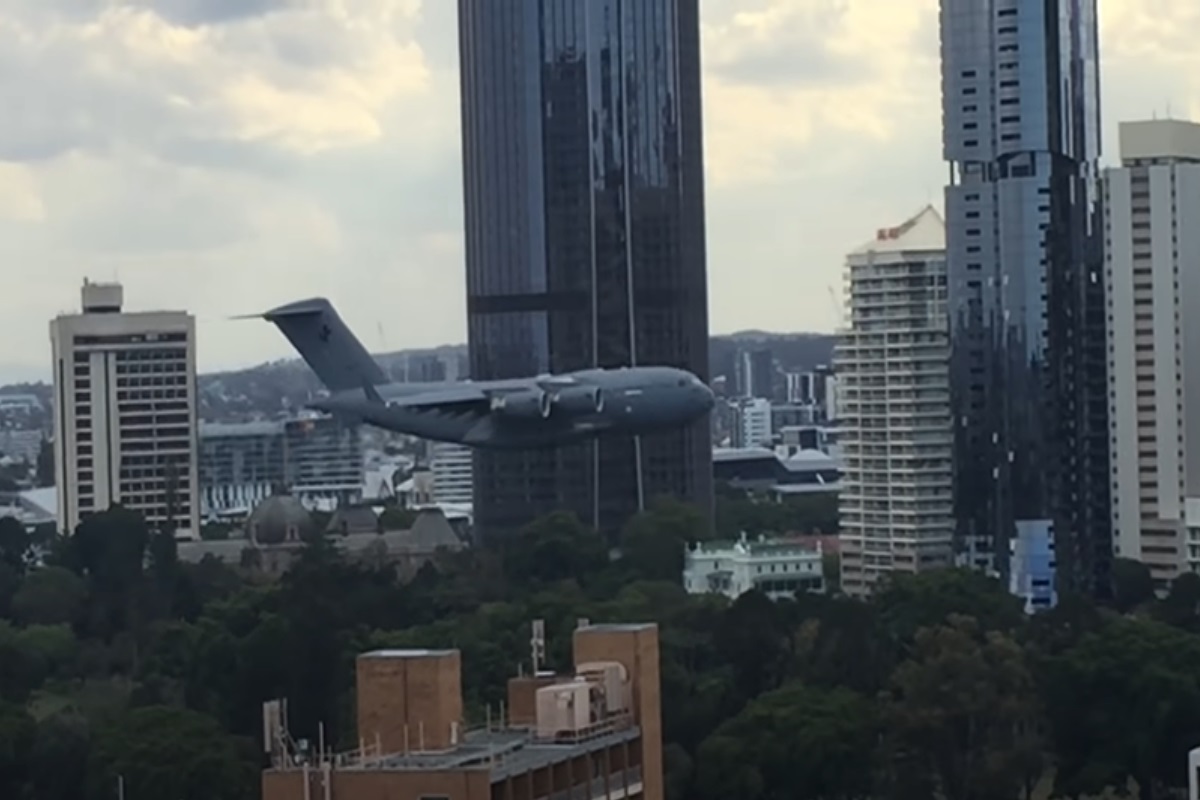 C-17 έγινε «viral» για λάθους λόγους: Θύμισε 11η Σεπτεμβρίου η επικίνδυνη πτήση