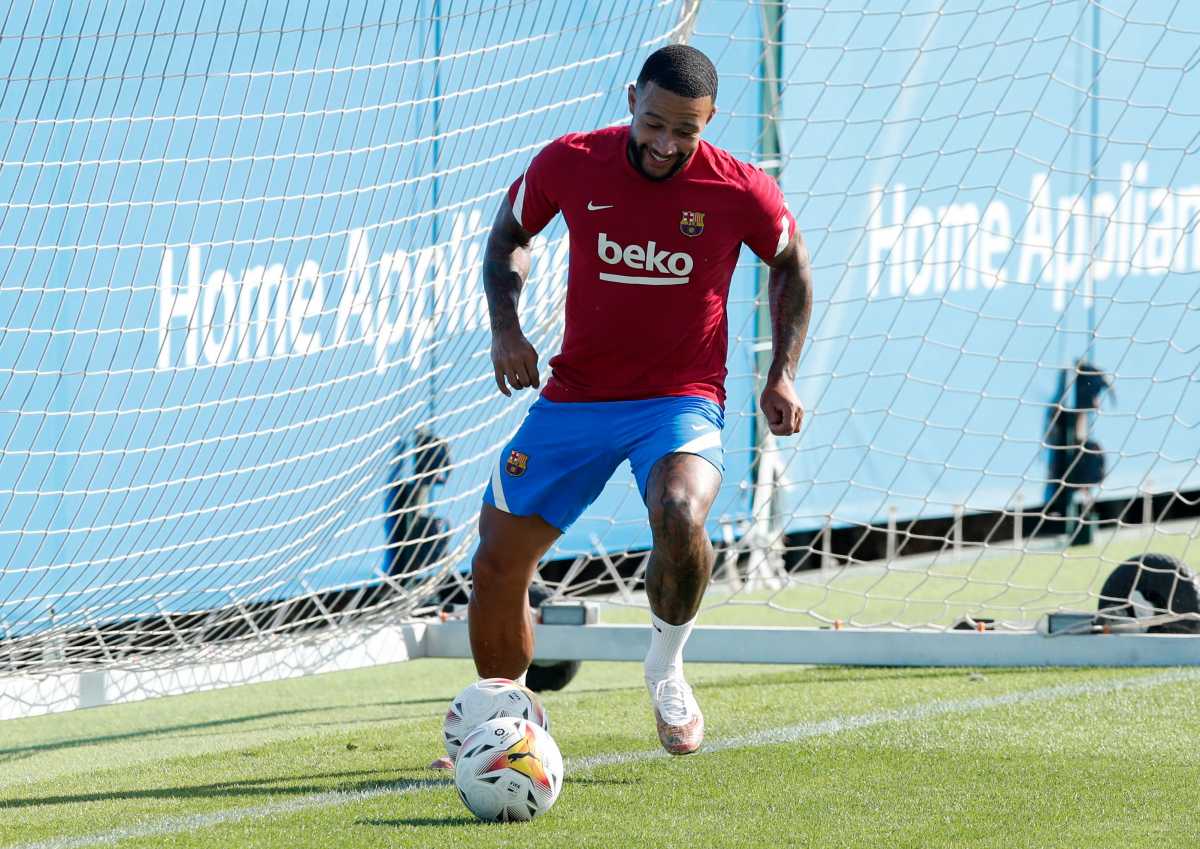 Soccer Football - FC Barcelona Training - Ciutat Esportiva Joan Gamper, Barcelona, Spain - July 23, 2021 Barcelona's Memphis Depay during training REUTERS