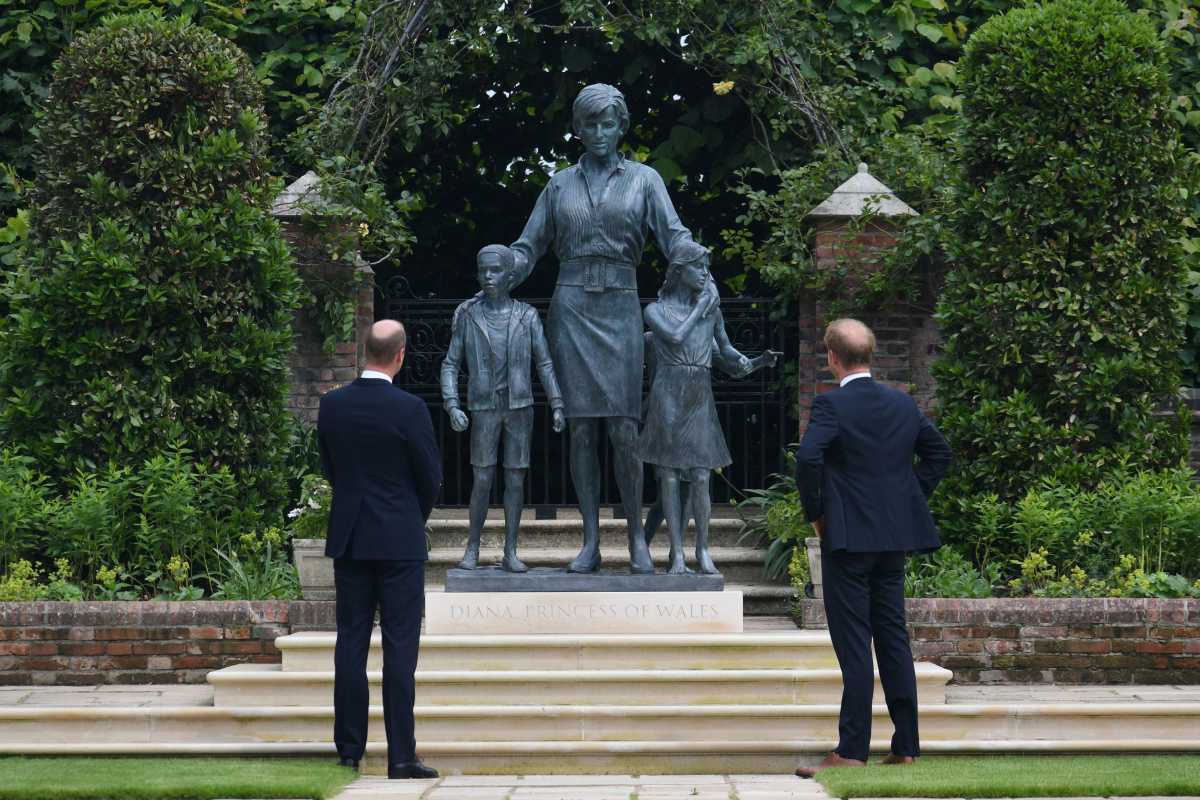 Πριγκίπισσα Νταϊάνα: Γουίλιαμ και Χάρι αποκάλυψαν το άγαλμα στη μνήμη της μητέρας τους