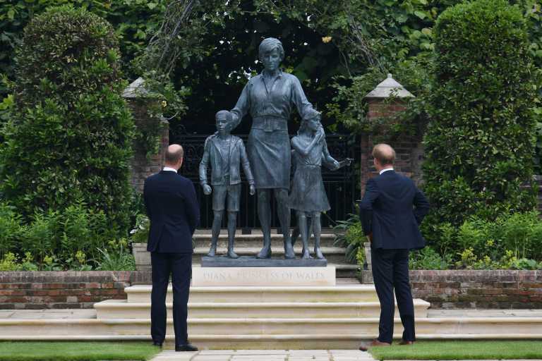 Τους ένωσε η Νταϊάνα! Γουίλιαμ και Χάρι αποκάλυψαν το άγαλμα της αδικοχαμένης Πριγκίπισσας
