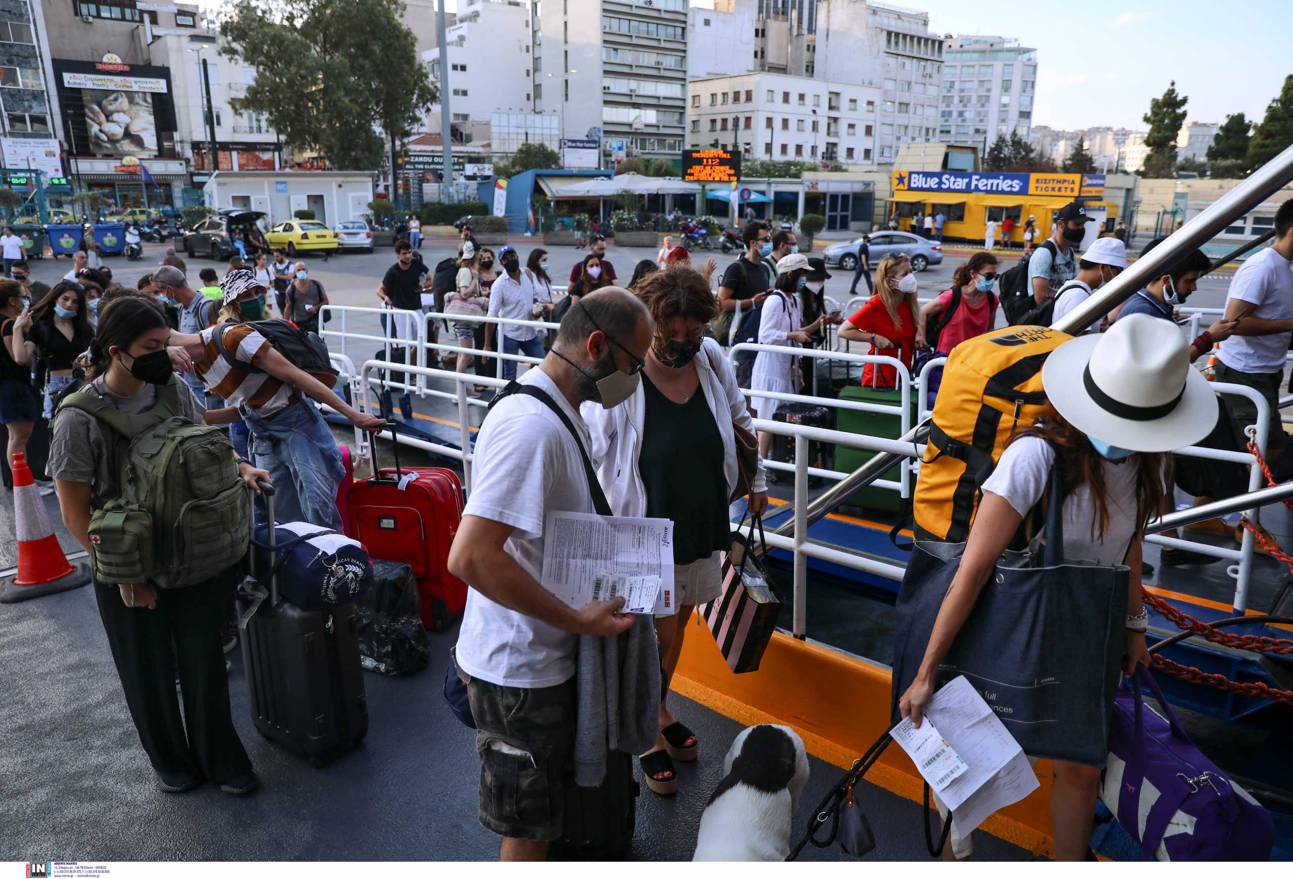 Πρωτομαγιά: Ομαλή η έξοδος των εκδρομέων – Αυξημένη κίνηση επιβατών στο λιμάνι του Πειραιά