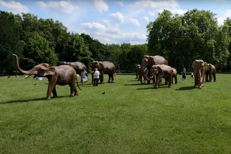Γέμισαν ελέφαντες τα πάρκα του Λονδίνου – Το ευφάνταστο project από λωρίδες του αγριόχορτου