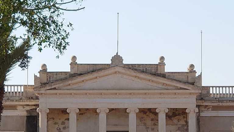 Αμμόχωστος: Έβγαλαν την επιγραφή «Ελληνικόν Γυμνάσιον» από το κτίριο στο δημοτικό κήπο