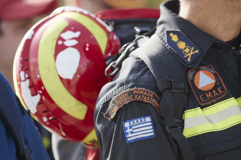 Κακοκαιρία - Αρτα: Επιχείρηση διάσωσης πυροσβέστη στους μείον 16 βαθμούς - Κινδυνεύει η ζωή του