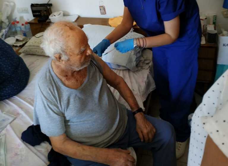 Κορονοϊός: Ο πρώτος εμβολιασμός κατ’ οίκον είναι γεγονός – Έγινε σε 93χρονο στην Κρήτη