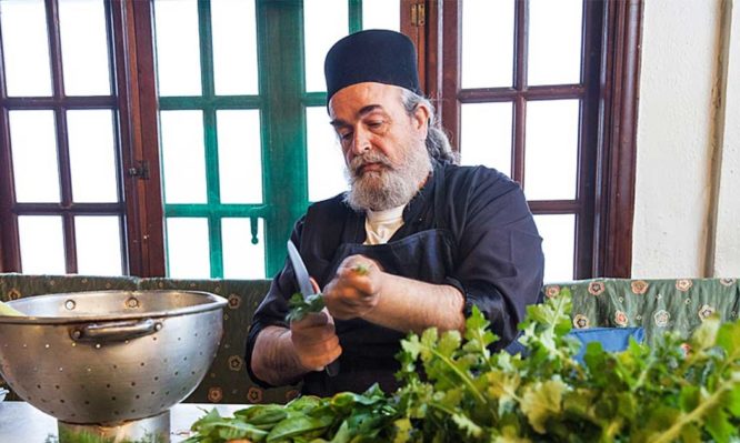 Συνταγές με θαλασσινά από τον πατέρα Επιφάνιο για τη νηστεία του Δεκαπενταύγουστου