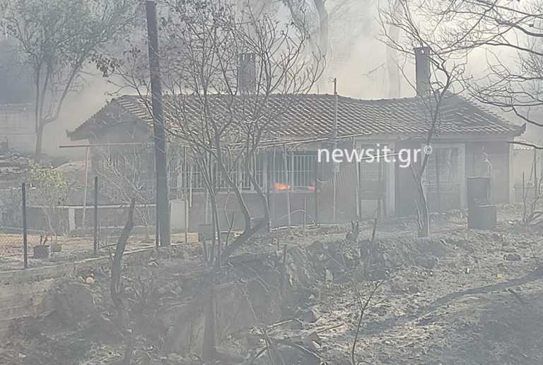 Φωτιά σε Σταμάτα – Διόνυσο: Το newsit.gr στο μέτωπο της πυρκαγιάς