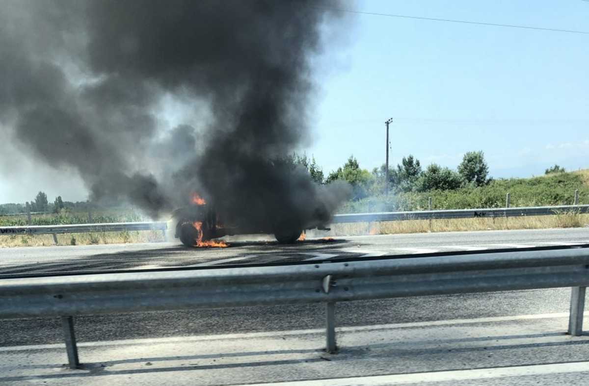 Τρίκαλα: Ανοιχτό φορτηγάκι τυλίχτηκε στις φλόγες