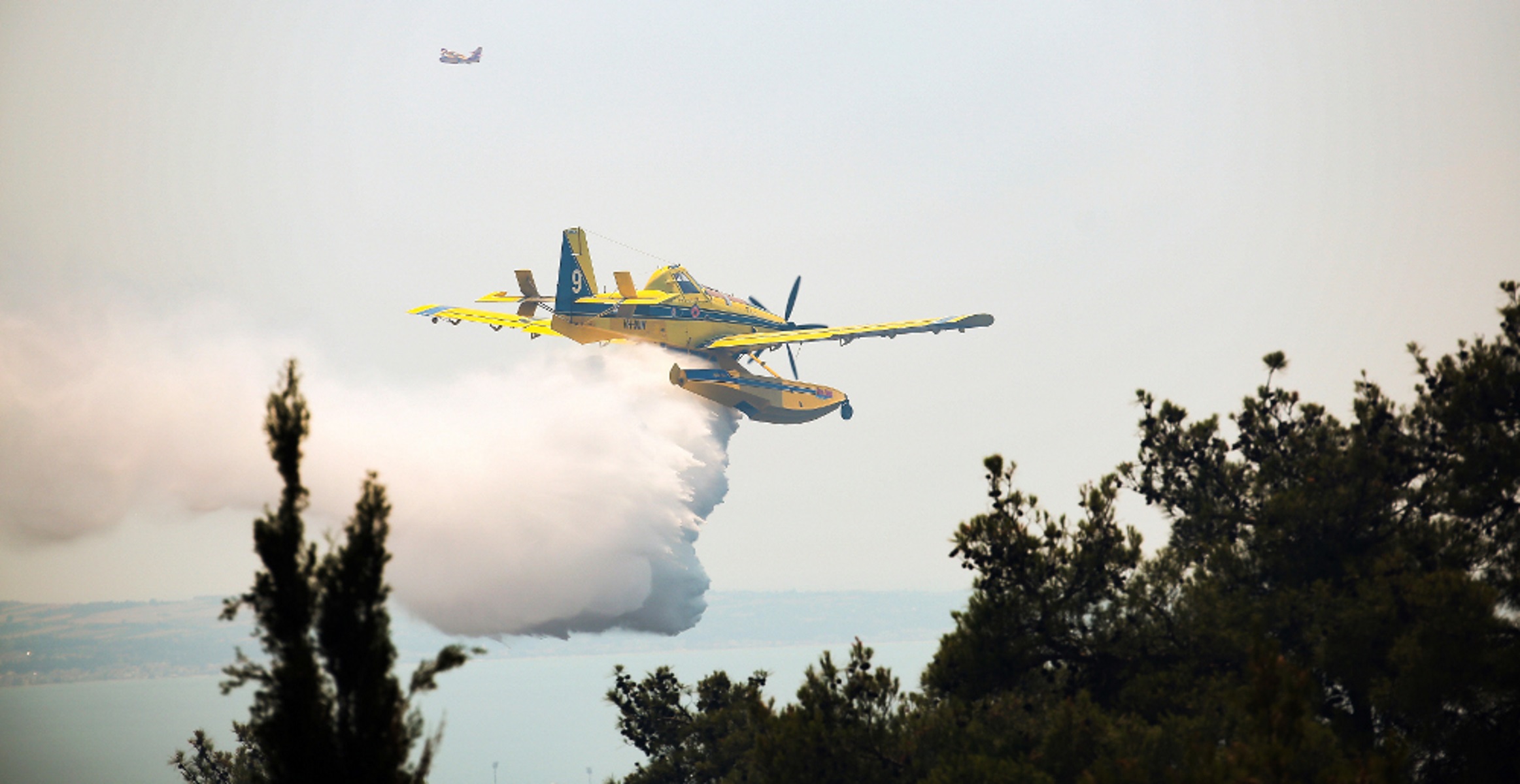Εναέρια πυροσβεστικά μέσα πραγματοποιούν ρίψεις νερού κατά τη διάρκεια της επιχείρησης κατάσβεσης της πυρκαγιάς στο Σέιχ Σου στη Θεσσαλονίκη, Τρίτη 13 Ιουλίου 2021. Πυρκαγιά ξέσπασε σε δασική έκταση στην περιοχή Αγίου Παύλου, του δήμου Νεάπολης Συκεών, Θεσσαλονίκης. Κινητοποιήθηκαν επίγειες και εναέριες δυνάμεις σύμφωνα με την Πυροσβεστική. ΑΠΕ-ΜΠΕ