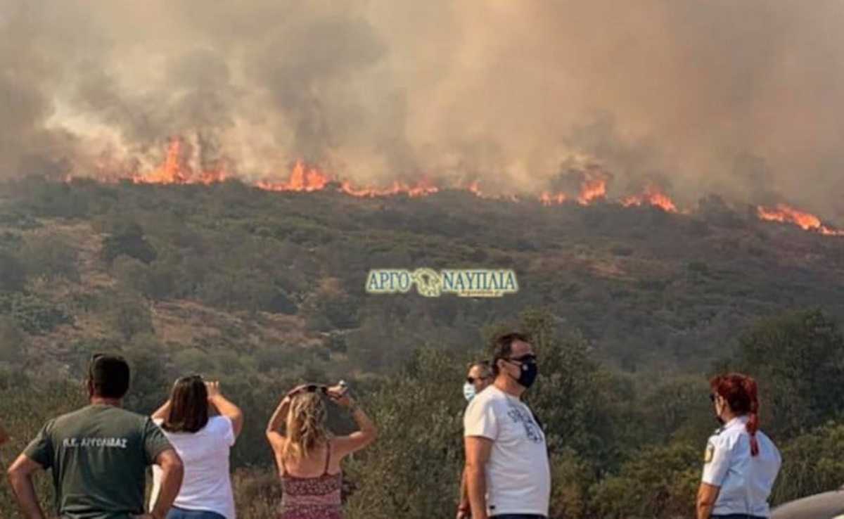 Φωτιά στην Αργολίδα: Εκκενώθηκε το χωριό Γκάτζια