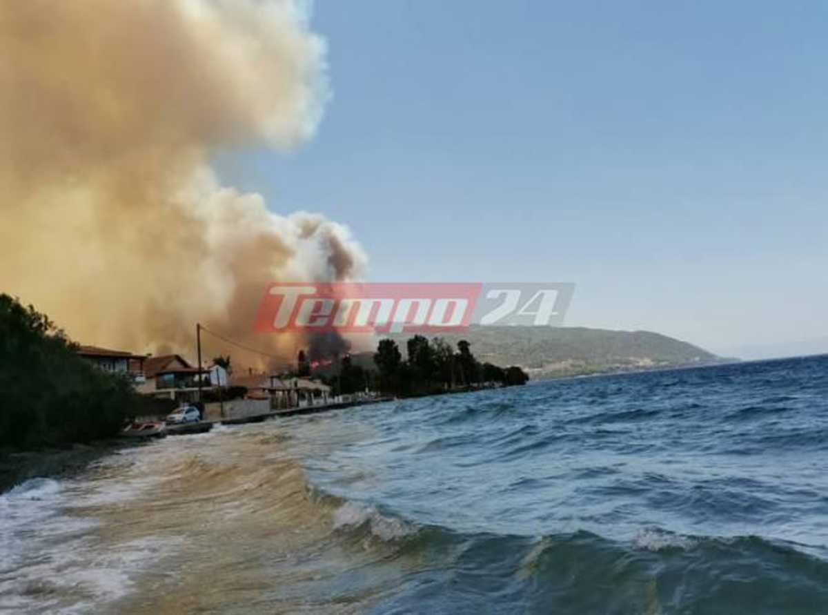 Φωτιά στην Αχαΐα: Μήνυμα εκκένωσης από το 112 για Ζήρια, Καμάρες και Λαμπίρι – Απομακρύνεται ο κόσμος από παραλίες και beach bar