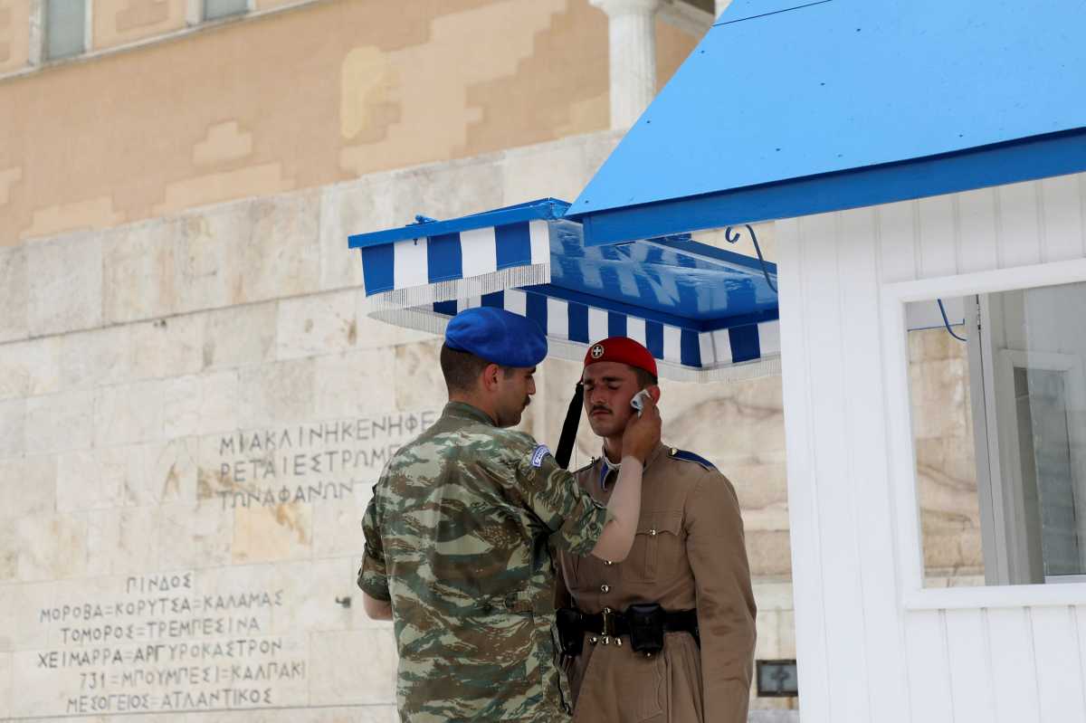 Η εικόνα του εύζωνα μέσα στον καύσωνα που κάνει τον γύρο του κόσμου