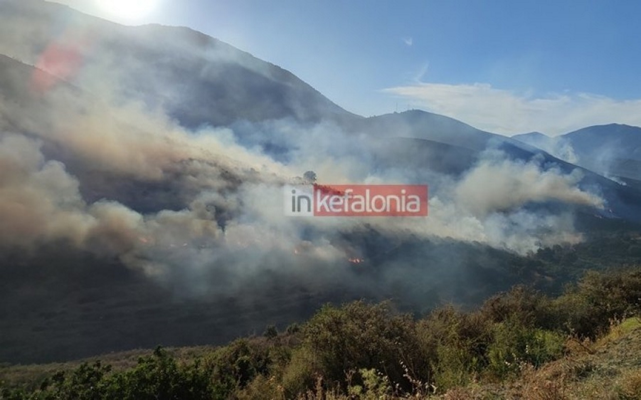 Κεφαλονιά: Καλύτερη η εικόνα από το πύρινο μέτωπο – Ενισχύθηκαν οι δυνάμεις