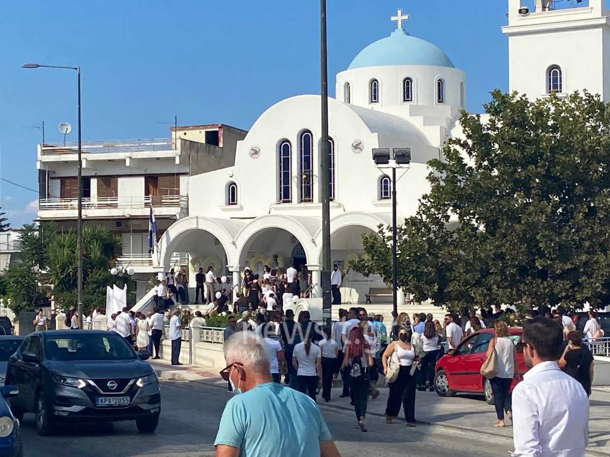 Θρήνος στην κηδεία της Γαρυφαλλιάς: Λευκά μπαλόνια και μπομπονιέρες στο τελευταίο αντίο