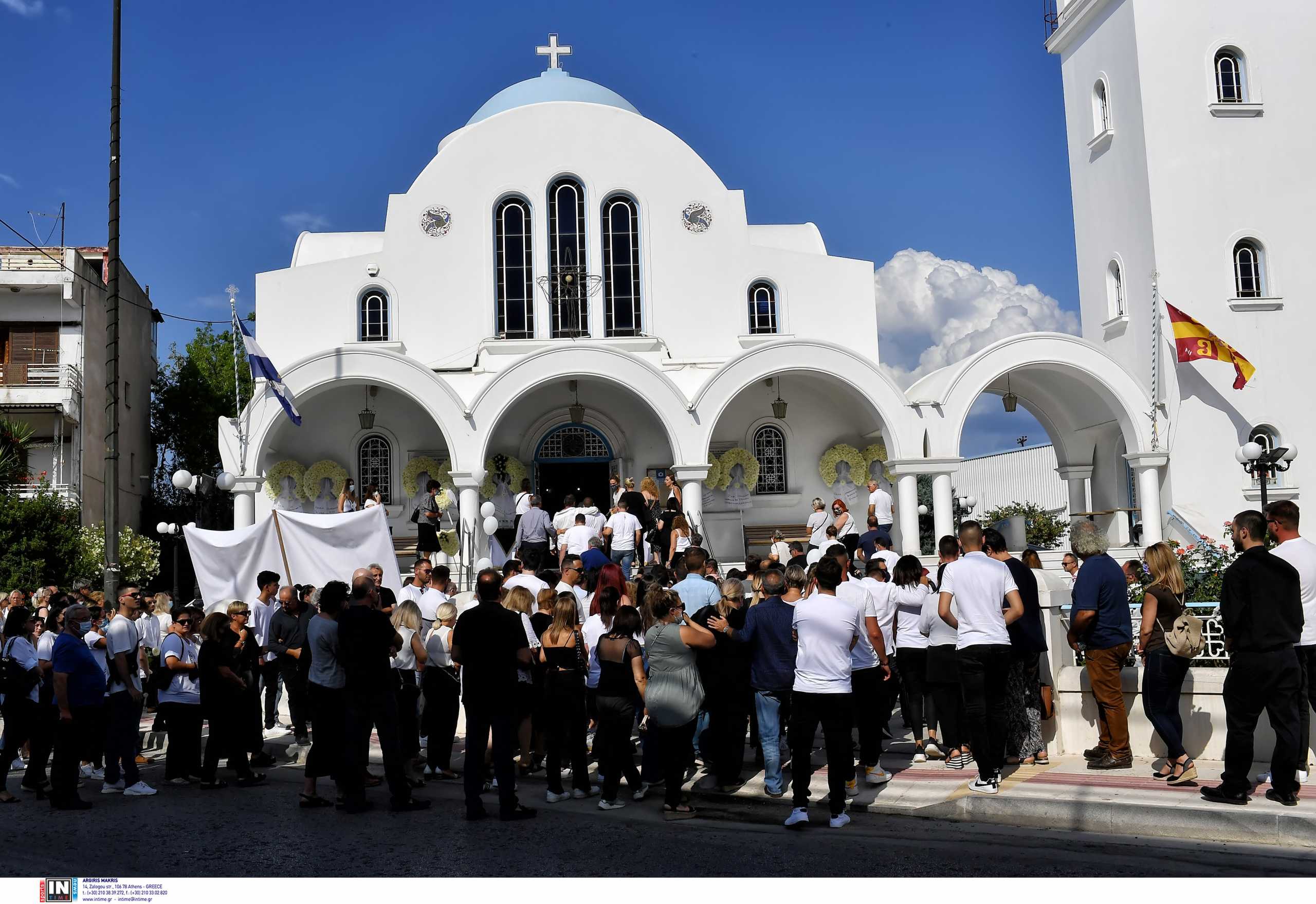 Φολέγανδρος: Δάκρυα και οργή στο τελευταίο αντίο της Γαρυφαλλιάς – «Δολοφόνησες και την οικογένειά της»