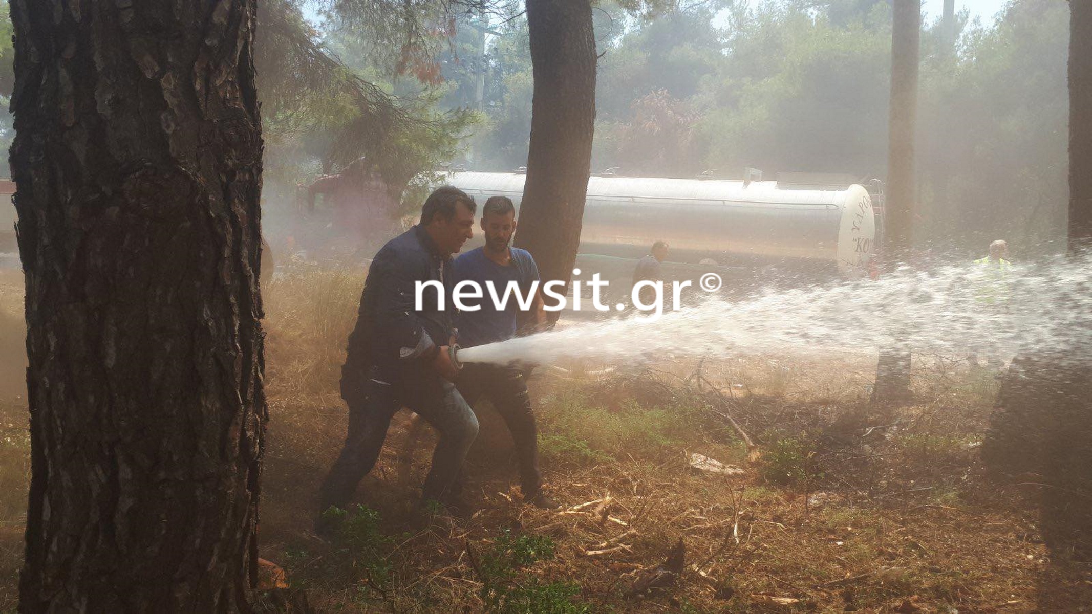 Φωτιά στη Σταμάτα: Στη «μάχη» με τις φλόγες και ο Βασίλης Κόκκαλης