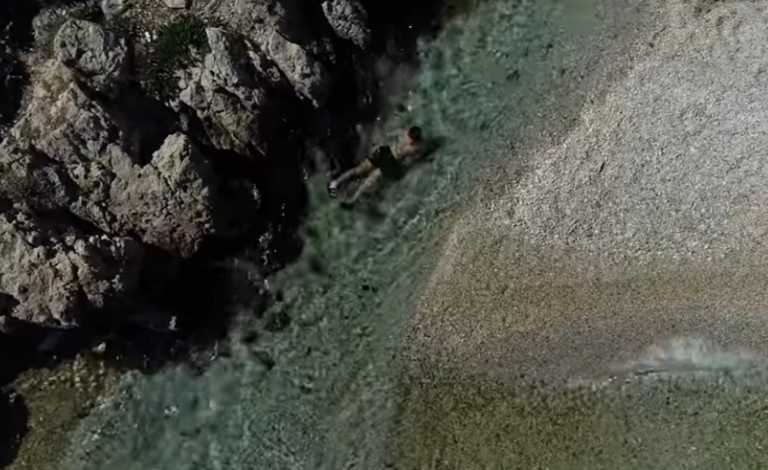 Κορινθία: Η άγνωστη παραλία με τη φυσική νεροτσουλήθρα που μένει αξέχαστη σε μικρούς και μεγάλους