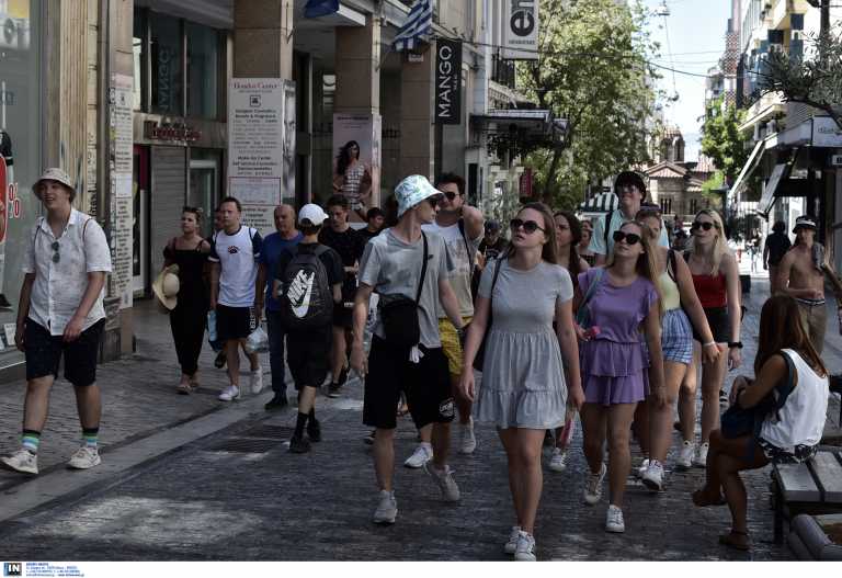 «Πνίγει» νησιά και ανεμβολίαστους ο κορονοϊός – Κοκκινίζουν περιοχές, αυξάνονται οι νοσηλείες