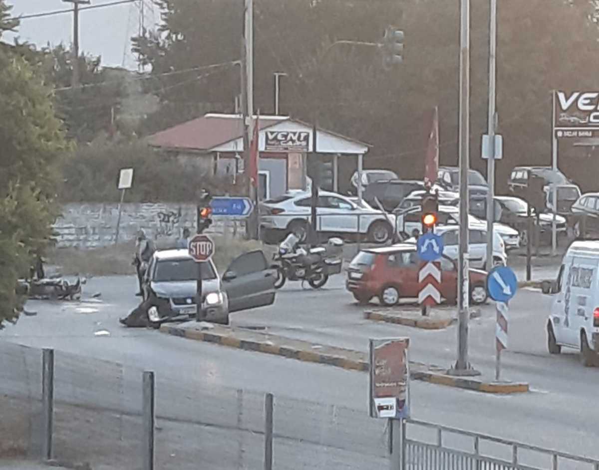 Λάρισα: Αυτοκίνητο χτύπησε μηχανή – Σοβαρά τραυματισμένος ο οδηγός που «εκτινάχτηκε» και έπεσε σε φανάρι