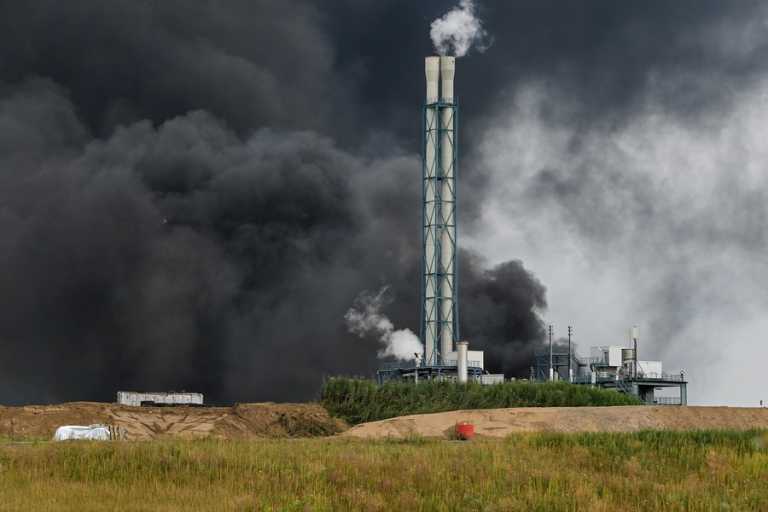 Λεβερκούζεν: Δύο σοβαρά τραυματίες και πέντε αγνοούμενοι από την έκρηξη σε εργοστάσιο - Σκέπασαν την περιοχή μαύροι καπνοί