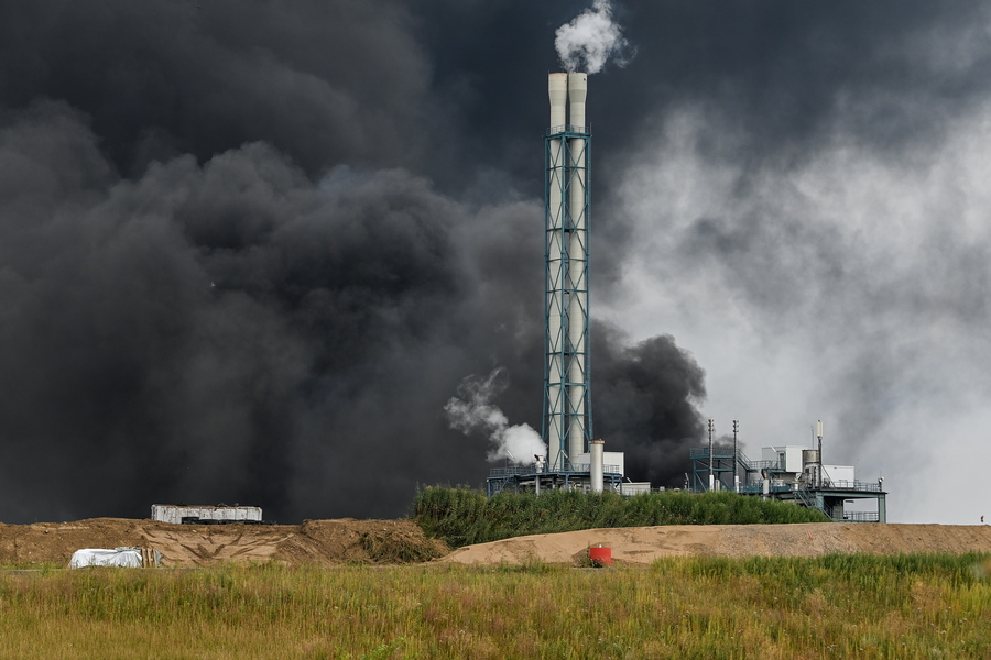 epa09369792 A view of smoke billowing from the chemical industry area of 'Chempark' in Leverkusen, Germany, 27 July 2021. The city of Leverkusen has warned citizens on its official website, that an explosion with an unknown cause occurred on the day at the site of the Chempark. Residents are asked to stay indoors and to keep windows and doors closed.  EPA