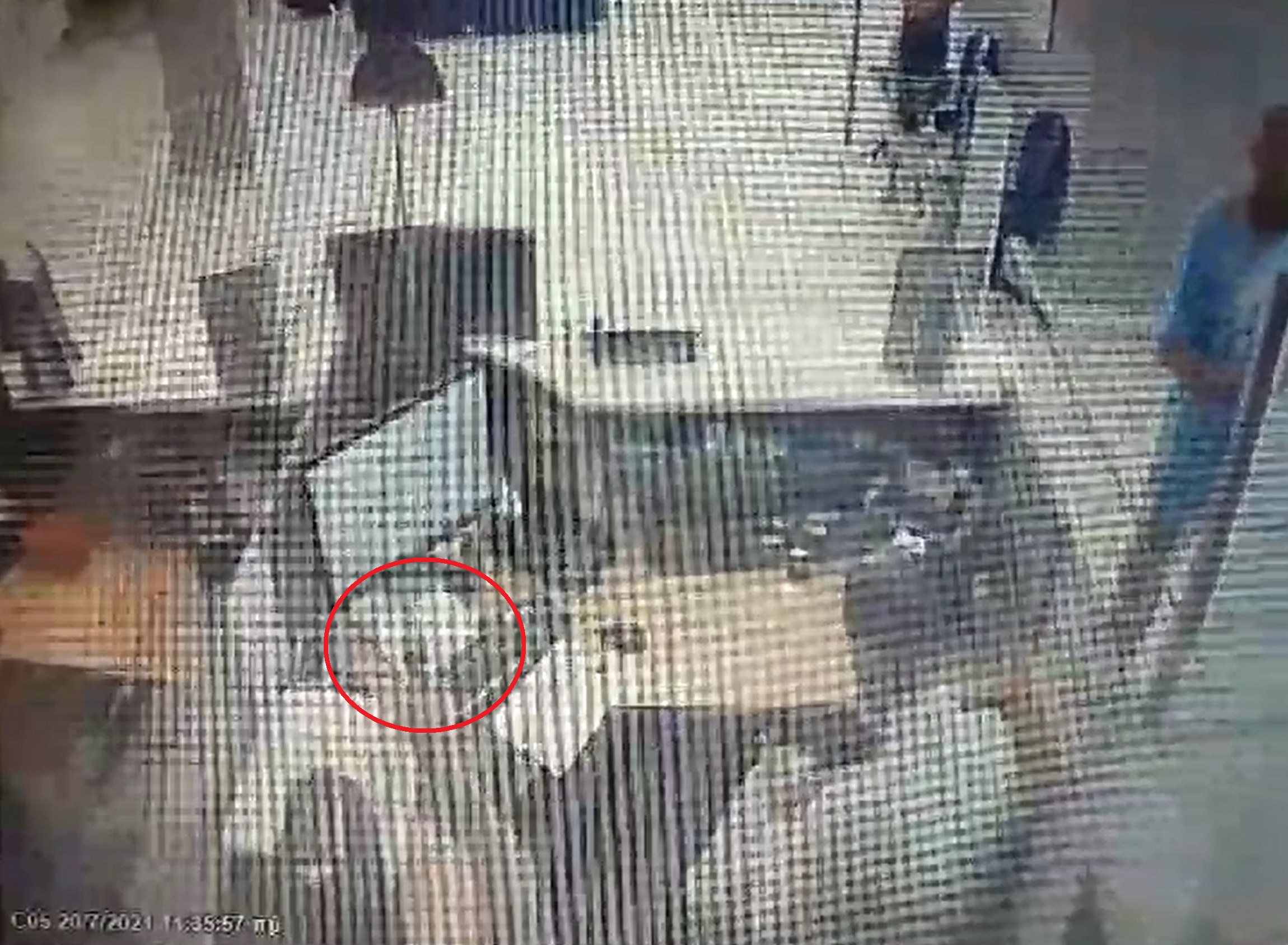 Βίντεο ντοκουμέντο από τη ληστεία σε τράπεζα στο Περιστέρι – Απείλησαν τον ταμία με όπλο