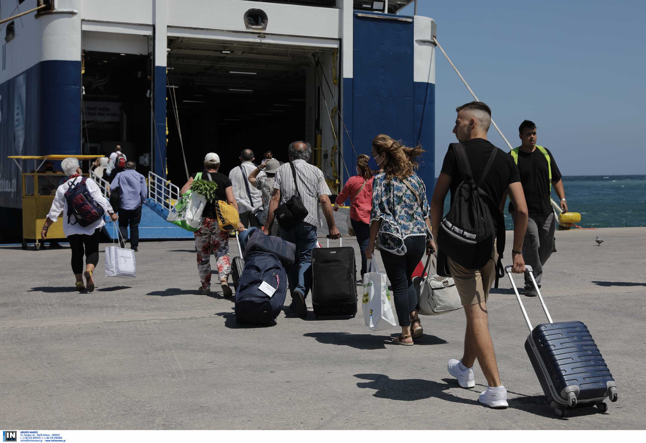 Ουρές 100 μέτρων στα πλοία του Πειραιά – Πώς γίνονται τα ταξίδια