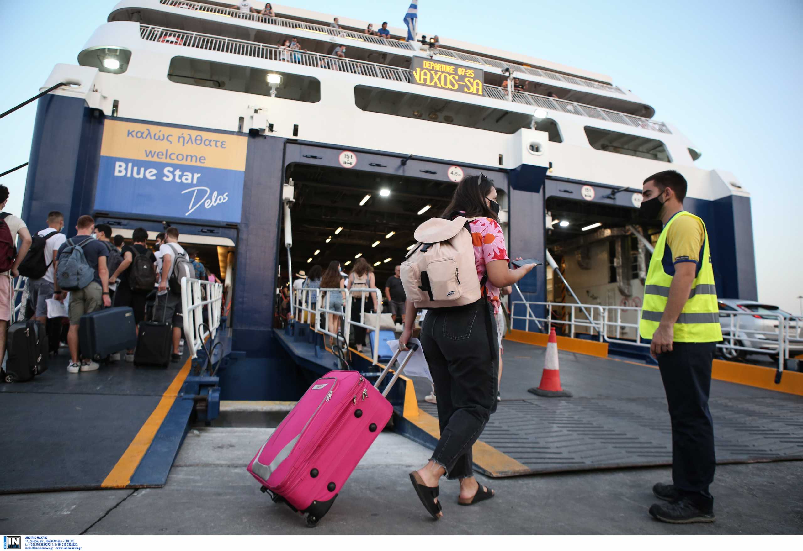 Σε εξέλιξη η έξοδος των εκδρομέων –  Αναχώρησαν από το λιμάνι του Πειραιά 23.564 επιβάτες