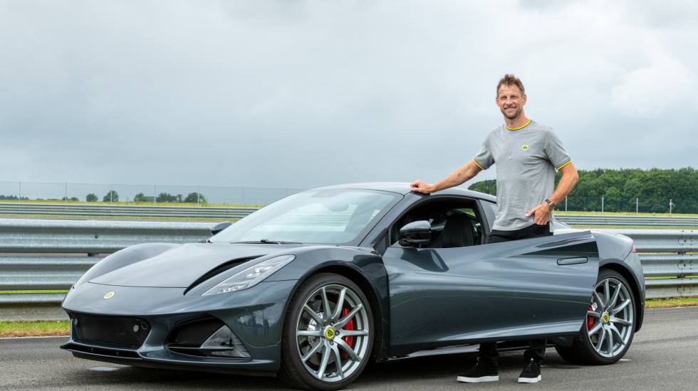 Ο Jenson Button οδηγεί τη νέα Lotus Emira (video)