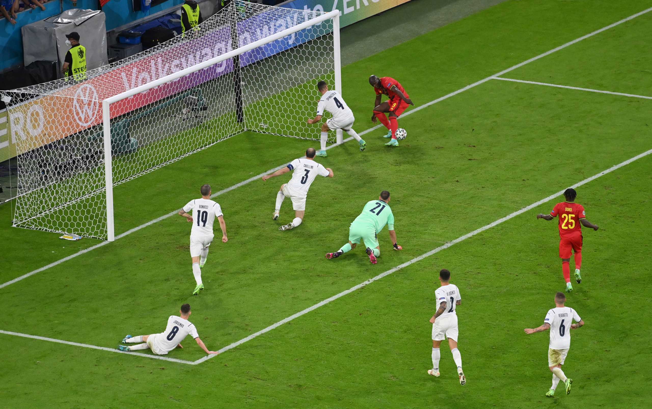 Soccer Football - Euro 2020 - Quarter Final - Belgium v Italy - Football Arena Munich, Munich, Germany - July 2, 2021 Belgium's Romelu Lukaku in action with Italy's Leonardo Spinazzola Pool via REUTERS