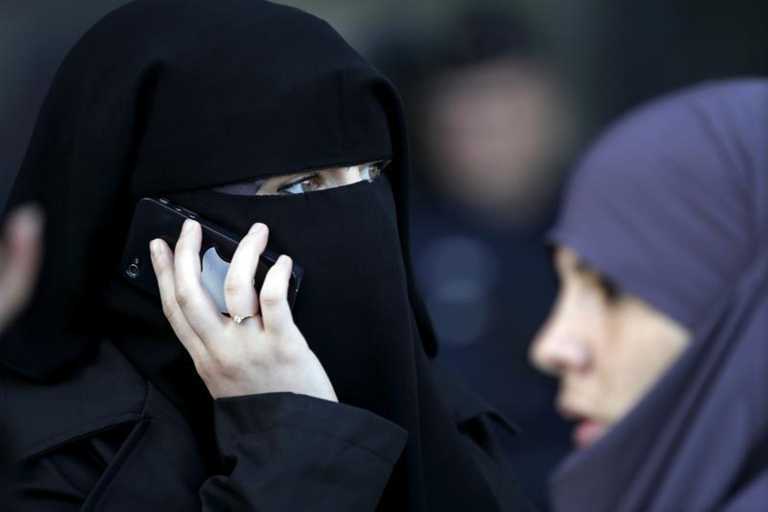 Δικαστήριο Ε.Ε: «Πράσινο φως» σε εταιρείες για να απαγορεύουν τη μαντίλα σε μουσουλμάνες