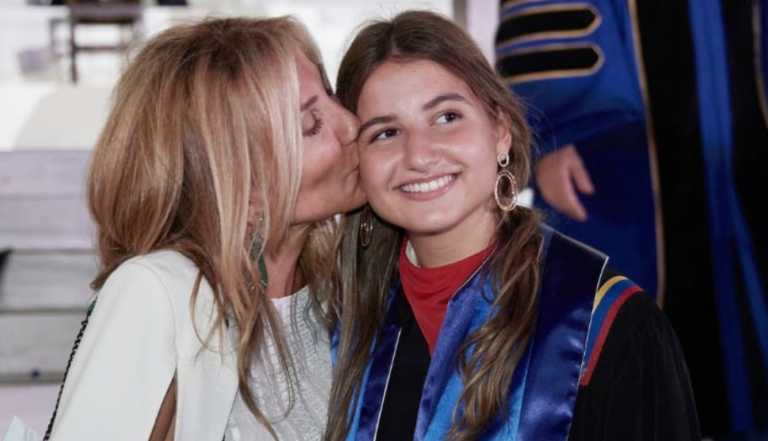 Υπερήφανη μαμά η Μαρέβα Γκραμπόφσκι Μητσοτάκη: Το φιλί στη Δάφνη για την αποφοίτηση