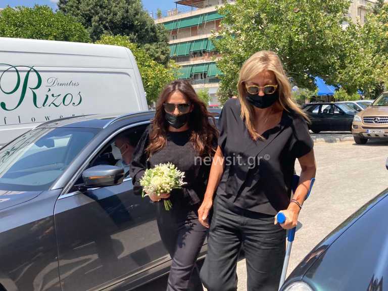 Με πατερίτσα στην κηδεία του Τόλη Βοσκόπουλου η Μαρέβα Γκραμπόφσκι Μητσοτάκη