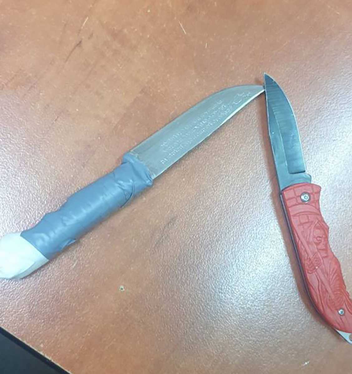 Ανήλικοι στην Ηλιούπολη επιτέθηκαν με αυτά τα μαχαίρια σε συνομήλικο τους για να του πάρουν το κινητό