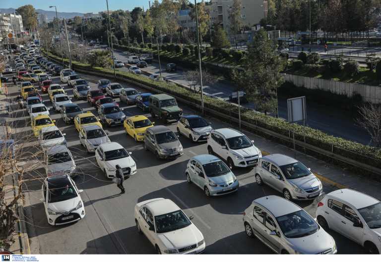 Λαμπάδιασε φορτηγάκι στην Λεωφόρο Μεσογείων – Κυκλοφοριακό κομφούζιο