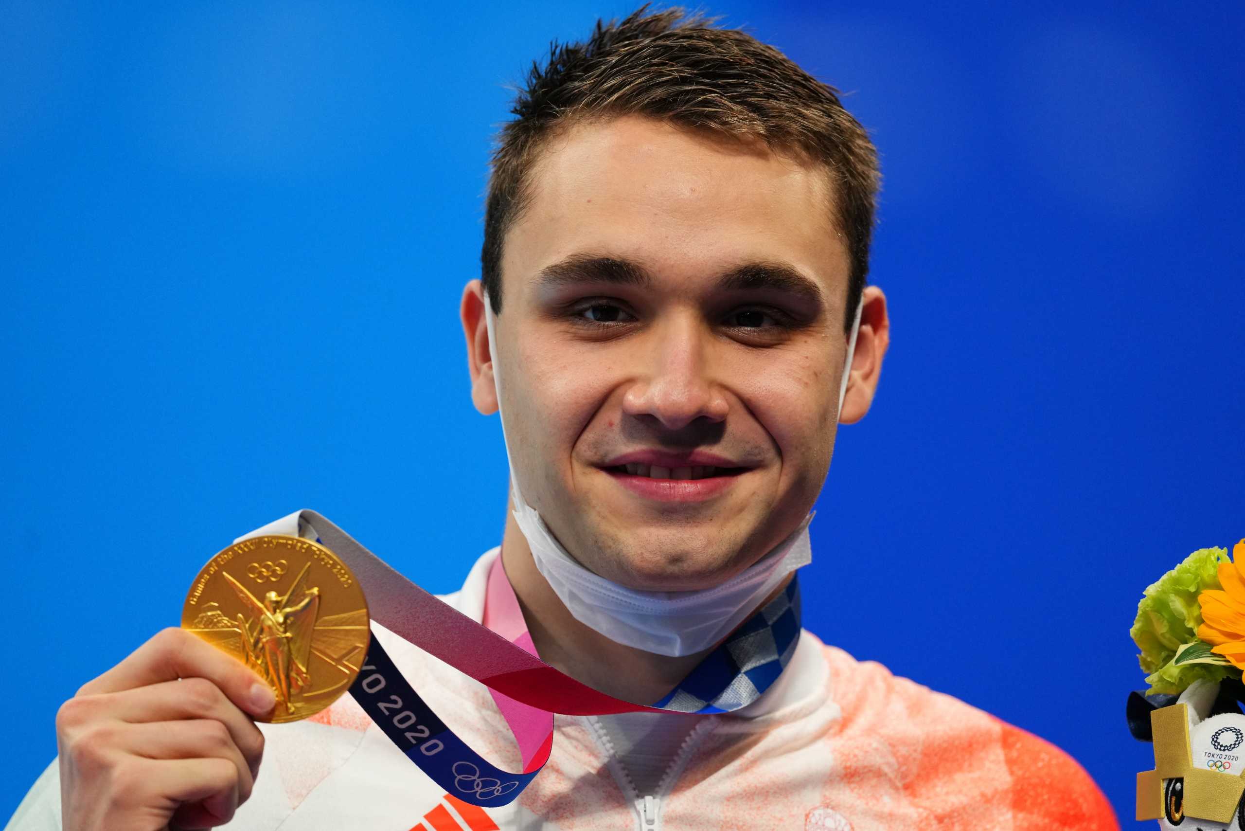 Tokyo 2020 Olympics - Swimming - Men's 200m Butterfly - Medal Ceremony - Tokyo Aquatics Centre - Tokyo, Japan - July 28, 2021. Kristof Milak of Hungary poses with his gold medal REUTERS