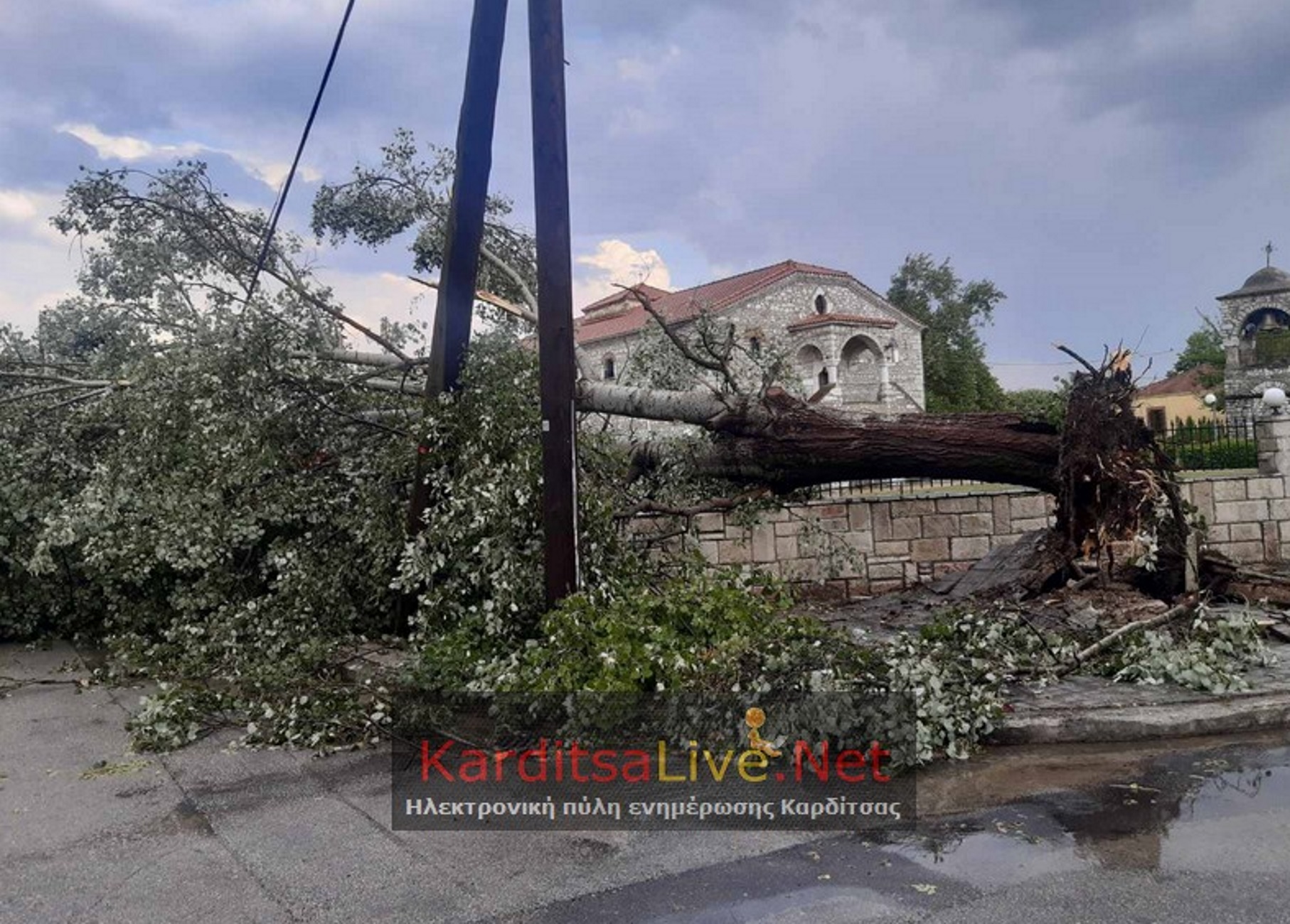 Καρδίτσα: Μπουρίνι ξήλωσε σκεπές και άφησε τον Παλαμά δίχως ρεύμα – Δείτε τις εικόνες καταστροφής