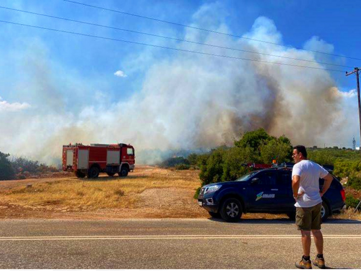 Φωτιά στην Κρήτη: Μαίνεται η φωτιά στον Άγιο Θωμά Ηρακλείου