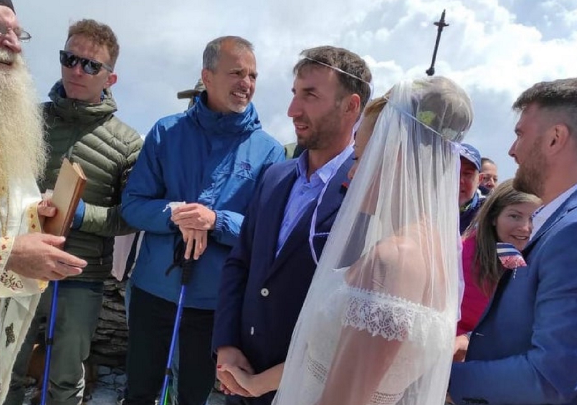 Όλυμπος: Ο αντισυμβατικός γάμος της Ρέας Αντωνίου – Όλοι οι καλεσμένοι με χειμωνιάτικα ρούχα