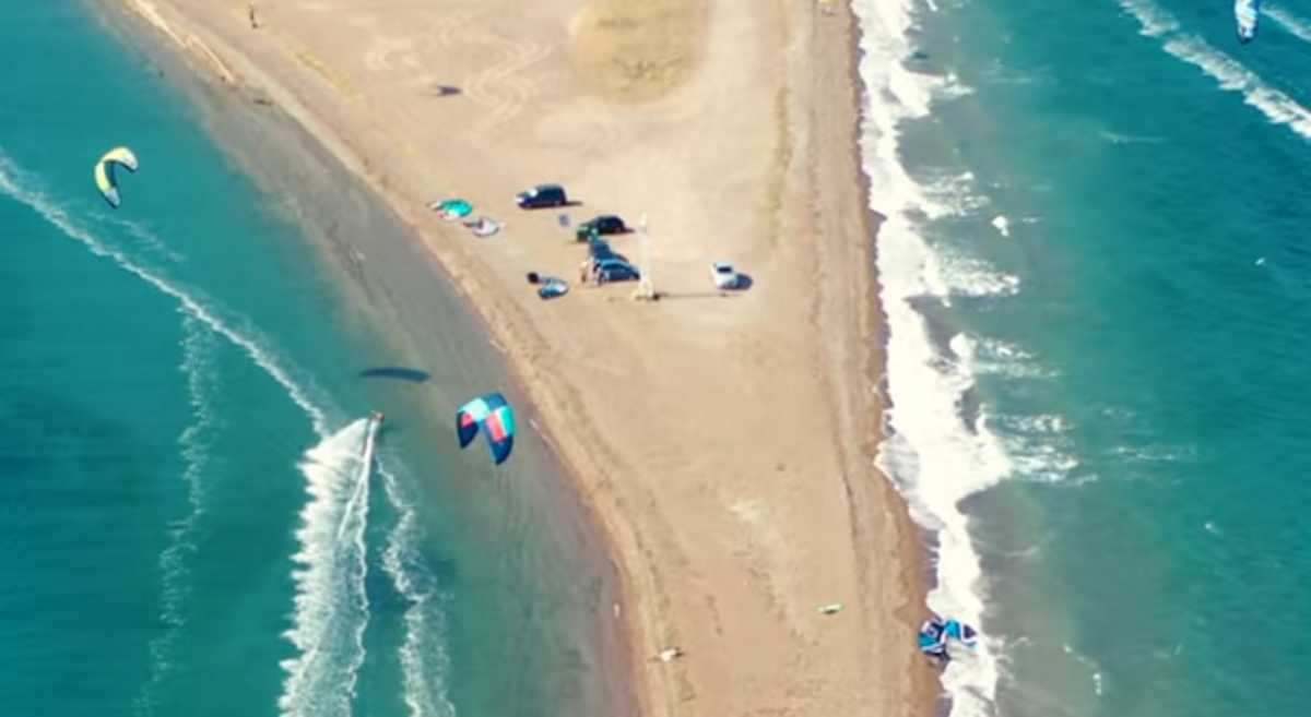 Φθιώτιδα: Η αμμόγλωσσα της αδρεναλίνης – Η εκπληκτική παραλία μια ανάσα από τη Λαμία