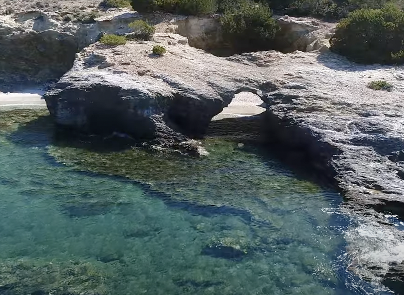 Η παραλία της Ελλάδας που βρίσκεται μέσα σε κρατήρα – Βγαίνει στη θάλασσα με πέτρινη καμάρα
